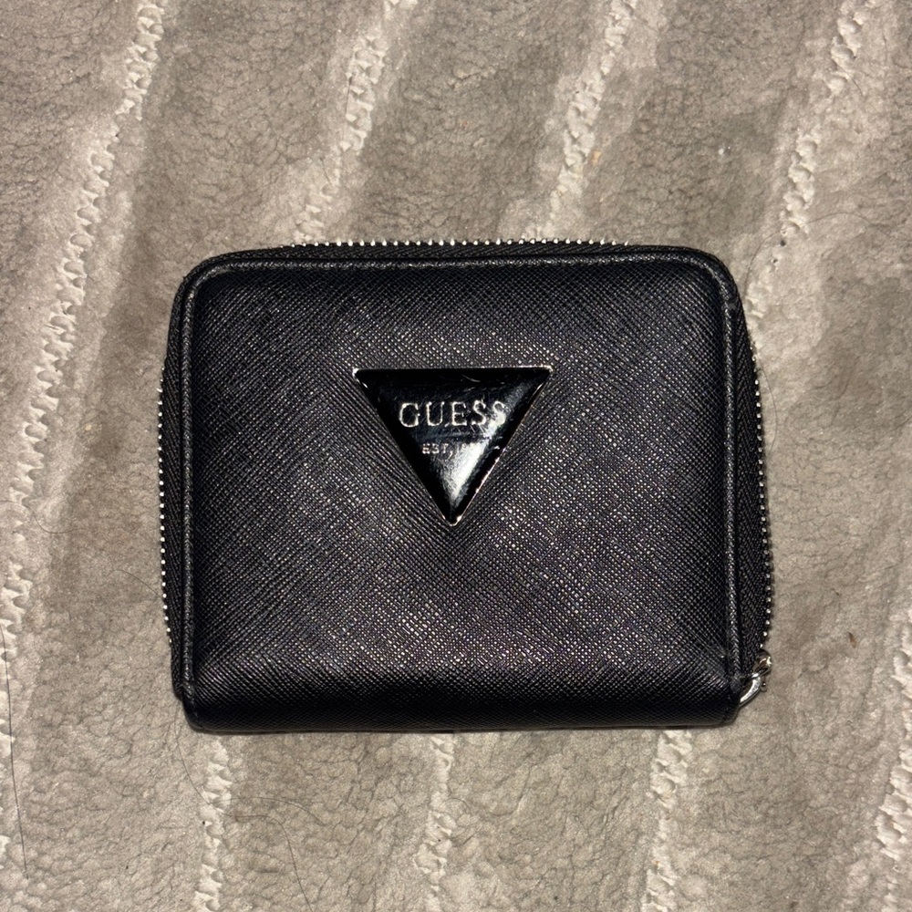 GUESS Black Triangular Logo Zip Wallet